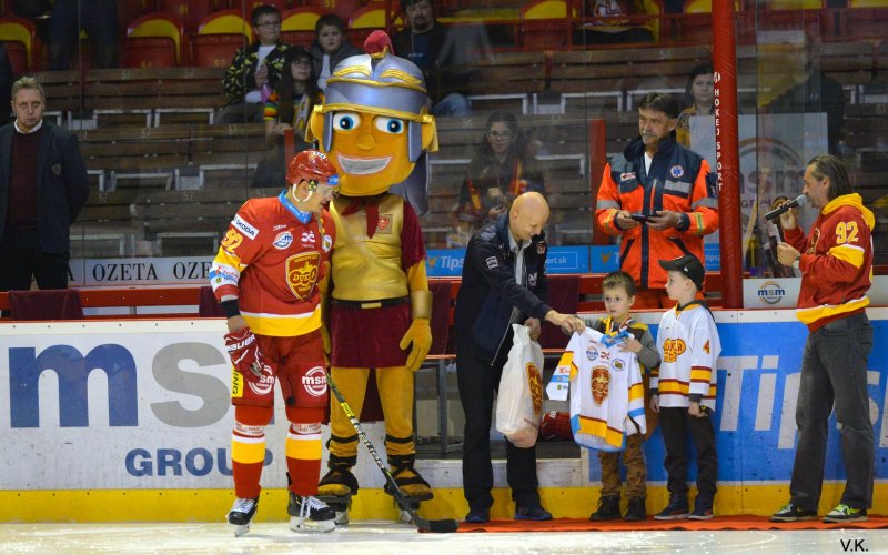 ​Nešťastnou náhodou prišiel na zápase k úrazu, ako bolestné dostal hokejku i dres