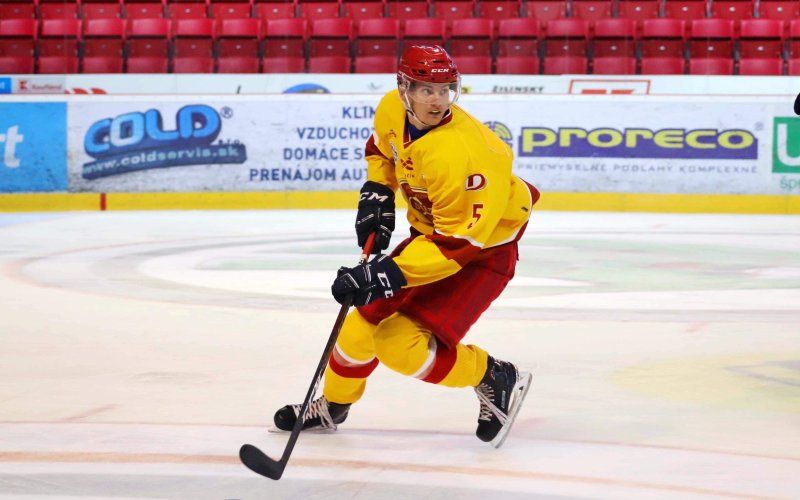 Obranca juniorského tímu Urban hasí nielen napätie pred bránkou, ale i požiare