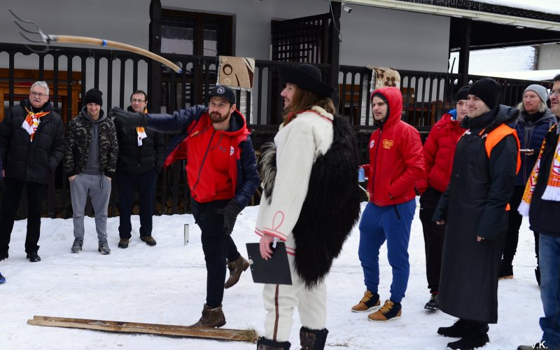 ​Teambuilding Dukly Trenčín: Zabíjačka či súťaženie v hode vidlami